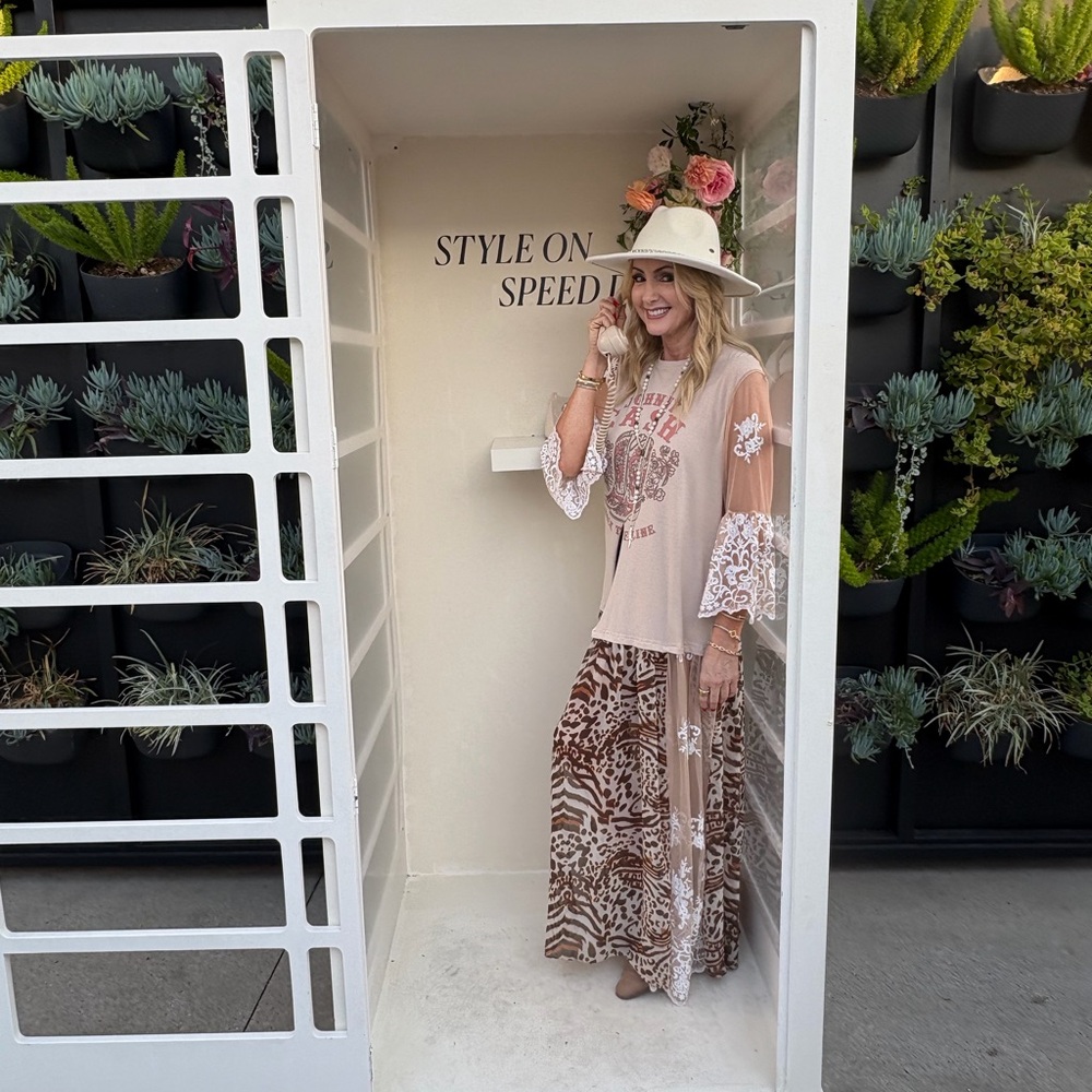 KARISFASHION IS LIVE! KARI is LIVE Like this post to be notified of all my shows - Picture 10 of 11